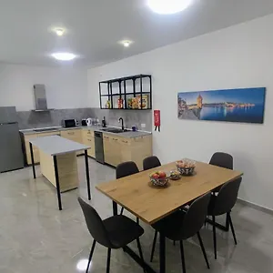  Appartement Deggies - Spacious, Modern Apartment! Malte